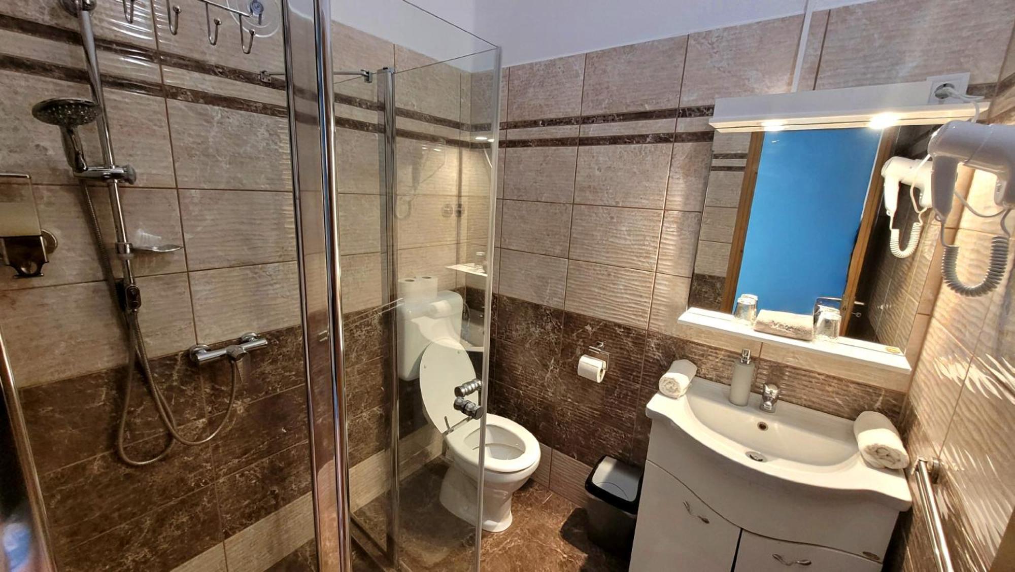 Megyehaz Gazde/Camere de închiriat *